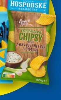 Snack Day Vroubkované chipsy zakysaná smetana a cibulka