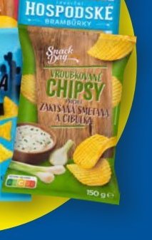 Snack Day Vroubkované chipsy zakysaná smetana a cibulka